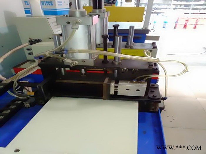 高精度伺服馬達(dá)送料   精度可控制0.1mm     銅鋁型材切割機(jī)    圓鋸機(jī)  全自動切鋁機(jī)